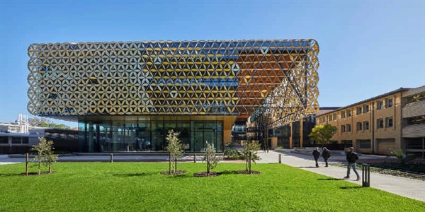 نمایی از یک ساختمان دانشگاه استرالیای غربی